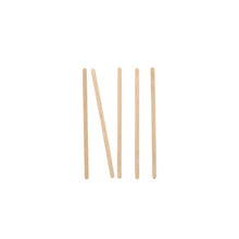 Fünf PAPSTAR Rührstäbchen Holz "pure" (14 cm) der PAPSTAR GmbH sind auf weißem Grund als Strichmännchen angeordnet: vier stehend, eines diagonal über die anderen gelegt.