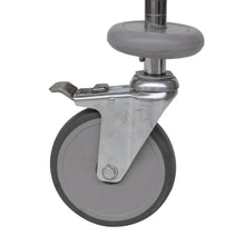 Ein graues Lenkrad mit Novocal Stoßscheiben (1 Satz = 4 Stück, Packung 1 Stück), Metallbügel und Fußbremse, befestigt an einer Metallstange - perfekt als Sortierregalwagen-Ersatz von Novocal.