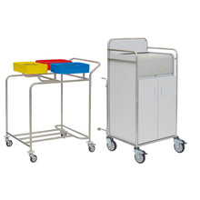 Links steht der Novocal Stationswagen Rahmen aus Edelstahl, mit rundum verschweißten Rohrverbindungen, während rechts ein weißer medizinischer Stationswagen mit Staufächern und Rollen steht - beide vor weißem Hintergrund.