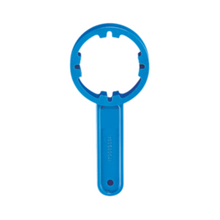 A blue plastic wrench with a round opening at one end and four notches in a circle. The handle is flat and elongated and has a small hole at the end. This sturdy tool is perfect for opening canisters and is therefore indispensable for anyone using a Schülke & Mayr GmbH Schülke canister key for 5 + 10 l canisters | Pack (1 piece).