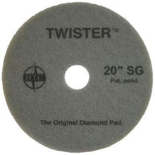 Das Twister Pad 10000 von Diversey Deutschland GmbH & Co. OHG ist ein runder, grauer Bodenpad mit mittigem Loch und Aufdruck "TWISTER 20'' SG - The Original Diamond Pad". Ideal zum Reinigen und Polieren von Hartböden.