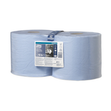 Zwei große Rollen Tork 130081 extra-starke Industrie-Papierwischtücher Premium, in transparentem Kunststoff verpackt, sind ideal zum Entfernen von Öl, Fett und Schmierstoffen. Das Etikett enthält Produktinformationen, darunter die Marke TORK – Essity Professional Hygiene Germany GmbH und detaillierte Spezifikationen. Diese Tücher sind für die Verwendung mit Tork Maxi Innenabrollungsspendersystemen geeignet.