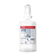 Eine 1000 ml Tork 520800 Schaumseife zur Händedekontamination Premium S4 Flasche von TORK - Essity Professional Hygiene Germany GmbH, mit weißem Spenderkopf und rotem Etikett. EN 1499 zertifiziert, ideal für effektive Händedekontamination.