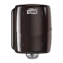 Der Tork 653008 Maxi Innenabrollungsspender Performance W2 von Essity Professional Hygiene Germany GmbH besticht durch ein schlankes, abgerundetes Design mit einer spritzwassergeschützten Haube. Das prominente Tork-Logo an der Oberseite unterstreicht sein Performance Design.
