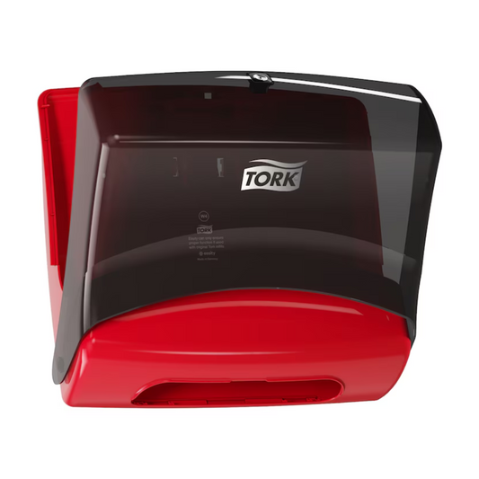 Ein platzsparendes Design, der wandmontierte TORK 654008 Einzeltuchspender Performance W4 | Packung (1 Stück) Papierhandtuchspender verfügt über ein rotes Gehäuse mit einer transparenten schwarzen Abdeckung. Das TORK-Logo ist auf der Vorderseite sichtbar. Der Spender ist für die berührungslose Ausgabe von Papierhandtüchern konzipiert.