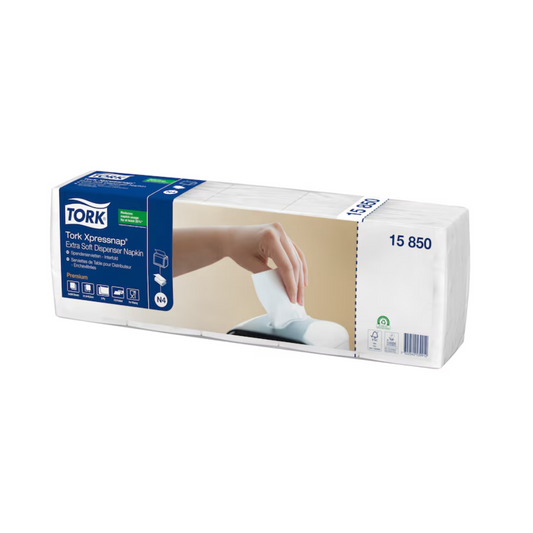 Auf der Verpackung der Tork Xpressnap® 15850 Extra Soft Spenderserviette N4 2-lagig von Essity Professional Hygiene Germany GmbH ist eine Hand abgebildet, die eine Serviette aus dem Spender zieht. Sie betont Eigenschaften wie Weichheit und Nachhaltigkeit und zeigt, wie dieses System den Serviettenverbrauch effektiv reduziert.