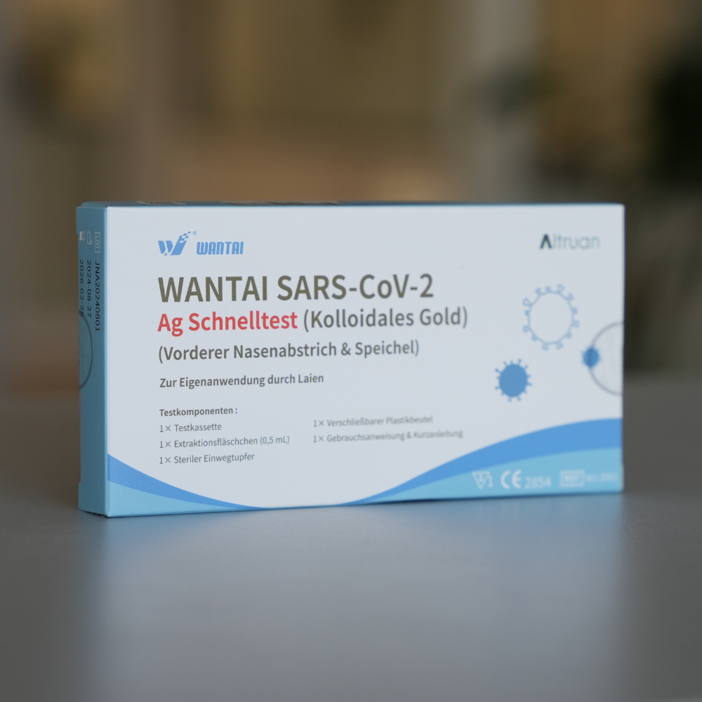 A box of the Wantai SARS-Cov-2 rapid test lollipop test with German labeling is predominantly white-blue packaged. It highlights the "Colloidal Gold" technology and its suitability for nasopharyngeal and saliva samples, offering an efficient testing option.