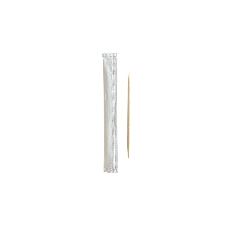 Ein umweltfreundlicher PAPSTAR „pure“ Zahnstocher aus Holz liegt neben einer behandelten, weißen Einzelverpackung auf einem schlichten weißen Hintergrund.