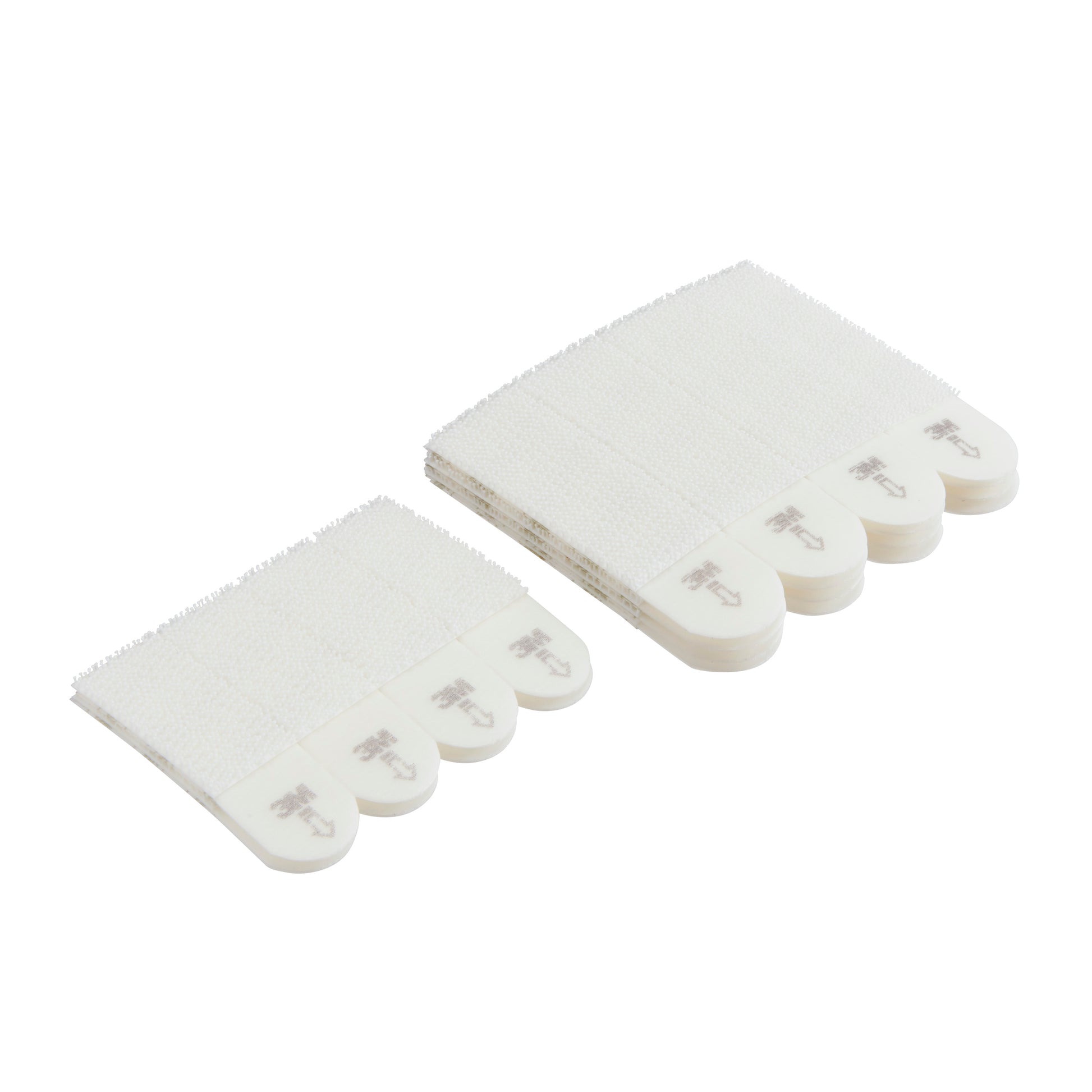 Zwölf Command™ Bilder-Montage Strips (8×M, 4×S) von 3M Deutschland GmbH in Weiß werden auf einem unifarbenen Hintergrund, gestapelt mit Klettseiten, dargestellt - ideal für beschädigungsfreie Befestigung. Vorteilspack: Größe M und S.