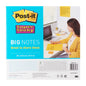 Eine Frau im gelben Blazer schreibt an ihrem Schreibtisch auf Post-it® Super Sticky Big Notes BN11-EU (279 x 279 mm, 30 Blatt, gelb) von 3M Deutschland GmbH. Die Verpackung weist auf die PEFC-Zertifizierung (SGSCH-PEFC-COC-110078) hin.