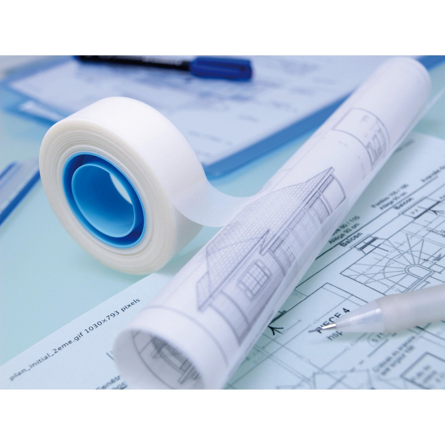 Eine Rolle 3M Scotch® unsichtbares Klebeband, ablösbar (19 mm x 33 m), liegt auf einem hellblauen Schreibtisch neben einem aufgerollten Architektenhausplan, einem Stift und Planungsunterlagen.