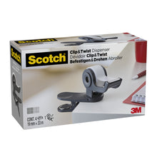 Eine Schachtel Scotch™ Clip & Twist Klebeband-Abroller C19, Grau mit Scotch® Magic™ Unsichtbares Klebeband (19 mm × 33 m, 4 Rollen) von 3M Deutschland GmbH steht auf einem Schreibtisch. Die Verpackung zeigt englische, französische und deutsche Angaben.