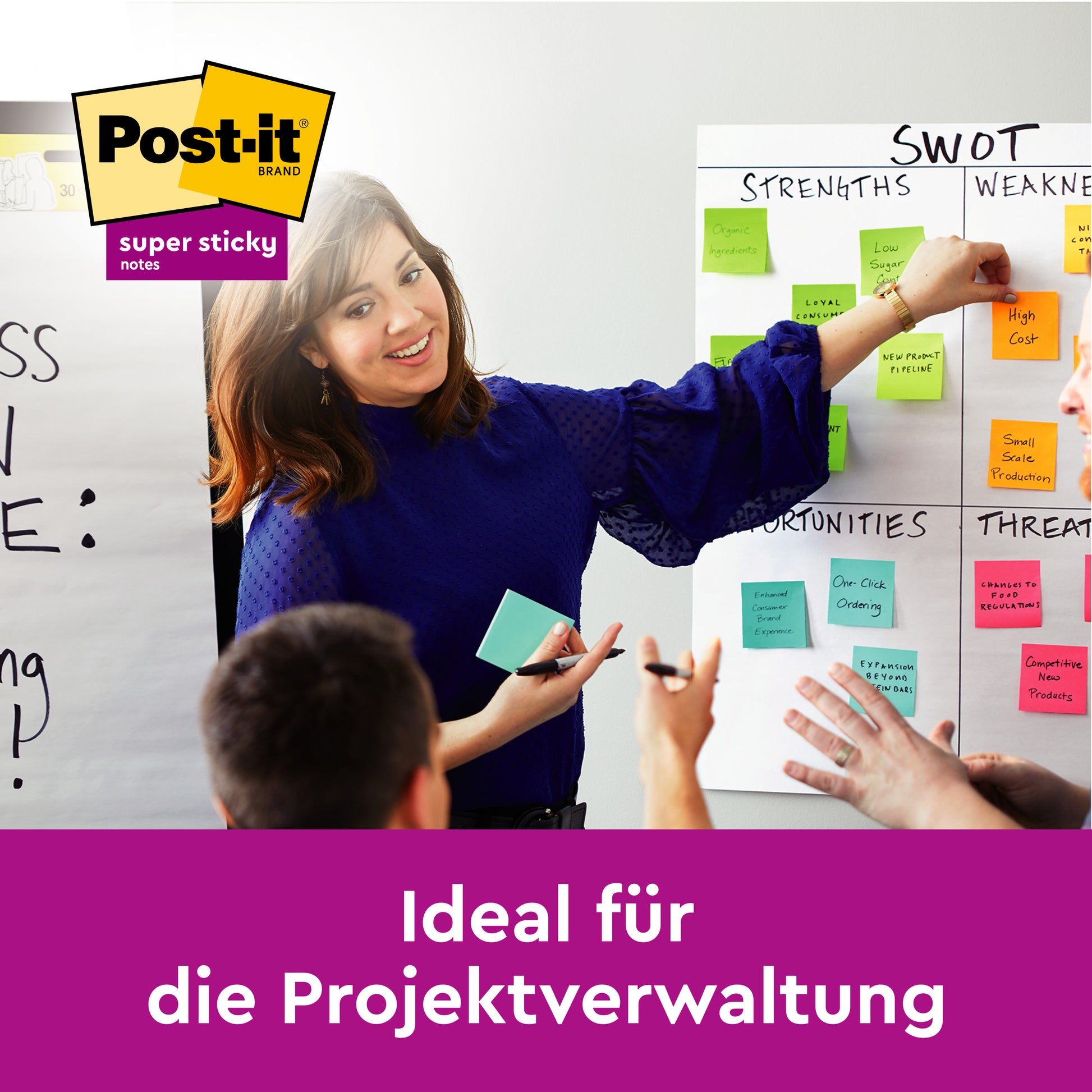 Eine Frau in blauer Bluse leitet eine Diskussion und zeigt auf eine SWOT-Analysetafel mit bunten Post-it® Super Sticky Notes (76x76 mm, 90 Blatt/Block, 100% PEFC) der 3M Deutschland GmbH. "Ideal für die Projektverwaltung" ist zu lesen.