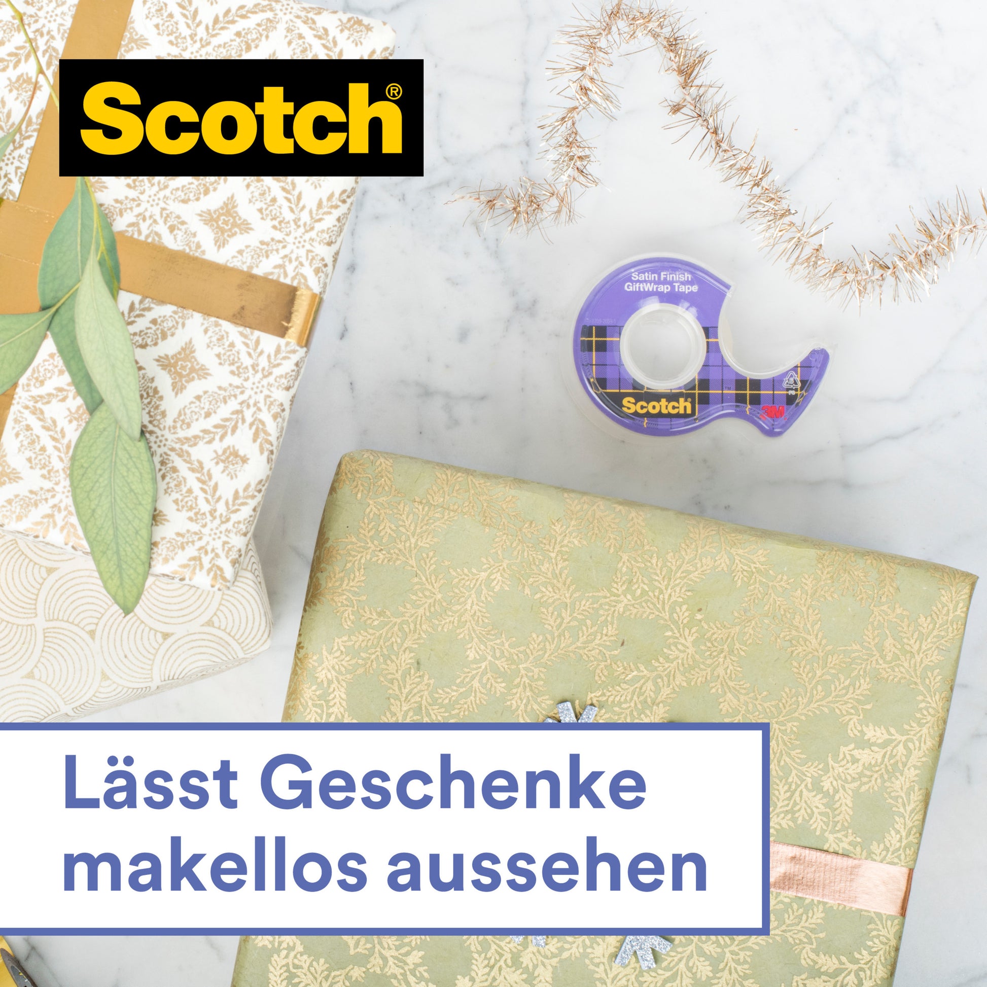 Eine Rolle Scotch® Geschenk-Satinklebeband von 3M Deutschland GmbH liegt auf einer hellen Oberfläche neben zwei in Gold und Weiß gemustert verpackten Geschenken, dazu der Text "Lässt Geschenke makellos aussehen" im blauen Kasten.