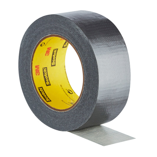 Eine Rolle graues Scotch® Extremium™ All Weather Hochleistungs-Klebeband (27 m x 48 mm) der 3M Deutschland GmbH wird teilweise abgerollt, wobei die strukturierte Oberfläche und der gelbe Kern mit rotem "3M"- und "Scotch"-Schriftzug sichtbar werden.