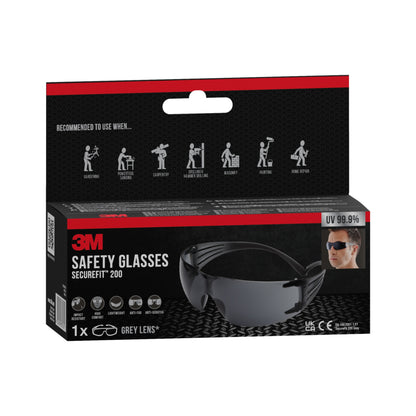 Abgebildet ist eine Schachtel der 3M™ SecureFit™ Schutzbrille 200 der 3M Deutschland GmbH. Die Verpackung hebt den UV-Schutz von 99,9 % hervor und zeigt Symbole für die Verwendung im Garten, in der Schreinerei und im Labor.