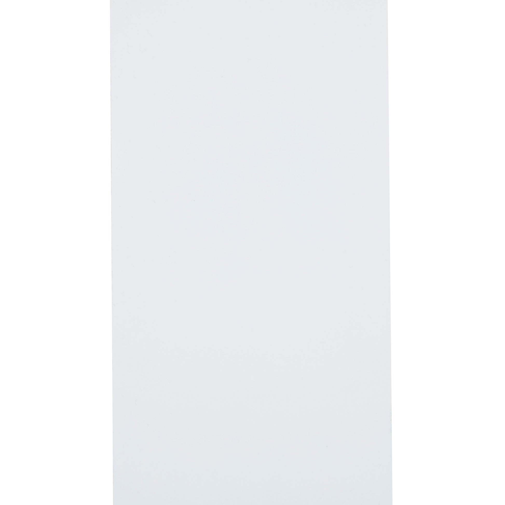 Eine glatte, senkrechte weiße Fläche - ideal zum Testen des Scotch® Extremium™ INVISIBLE Hochleistungs-Klebebandes (20 m x 48 mm, 1 Rolle) der 3M Deutschland GmbH. Die Beleuchtung ist gleichmäßig und das Bild ist innerhalb eines weißen Rahmens zentriert.