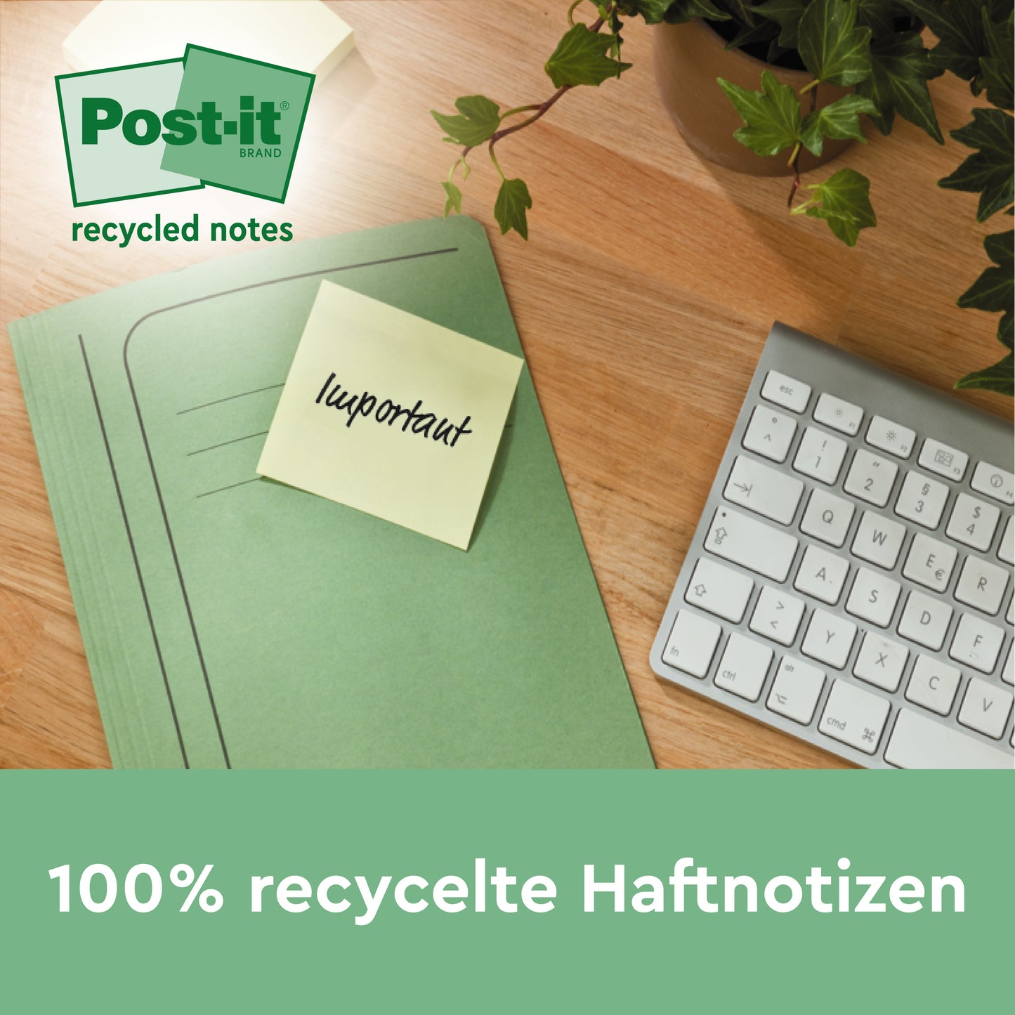 A green folder with a yellow Post-it® Super Sticky 100% Recycled Note (47.6 x 47.6 mm, 70 sheets/block, PEFC) from 3M Deutschland GmbH with the inscription "important" lies on a wooden table next to a keyboard and a plant. The text is in German.