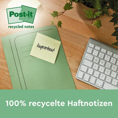 A green folder with a Post-it® Super Sticky 100% Recycled Note from 3M Deutschland GmbH with the inscription "important" lies on a desk next to a keyboard and a plant. The text reads: "100% recycled sticky notes, 76 x 76 mm, 70 sheets/block, PEFC-certified.