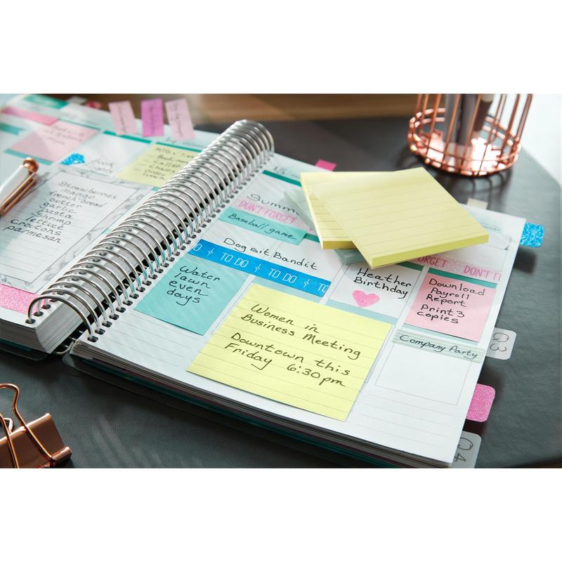 An open planner with notes, reminders, and a yellow 3M Post-it® Note in large format (101 mm x 152 mm) from 3M Deutschland GmbH is the highlight of a "Women in Business Meeting" on Friday at 6:30 PM downtown. Pens and a wire organizer are ready.