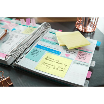 An open planner with notes, reminders, and a yellow 3M Post-it® Note in large format (101 mm x 152 mm) from 3M Deutschland GmbH is the highlight of a "Women in Business Meeting" on Friday at 6:30 PM downtown. Pens and a wire organizer are ready.