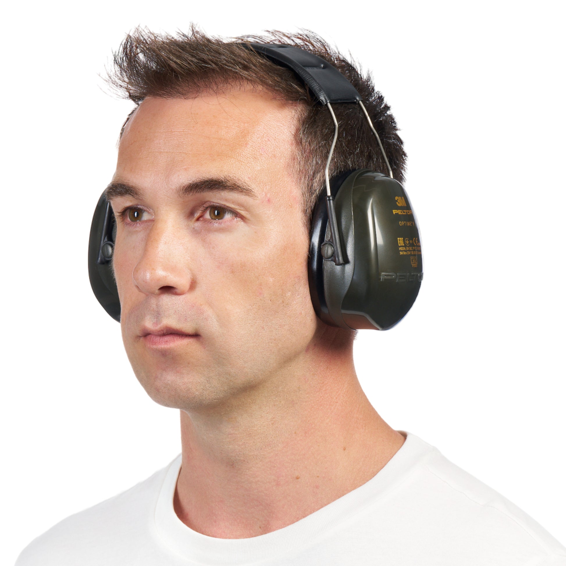 Ein Mann im weißen Hemd trägt grünen 3M™ PELTOR™ Optime™ II Kapselgehörschutz H520A (SNR-Wert 31 dB) von 3M Deutschland GmbH, der mit neutralem Gesichtsausdruck vor einem schlichten weißen Hintergrund steht.