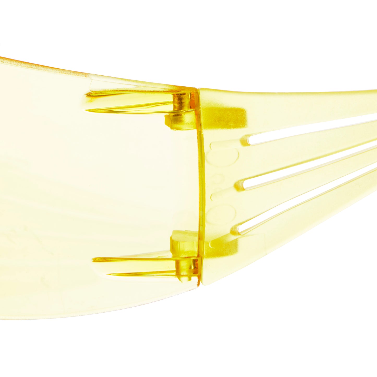 Nahaufnahme des Scharniers und des Arms der 3M™ SecureFit™ Schutzbrille 200 von 3M Deutschland GmbH, wobei das gelb gefärbte transparente Kunststoffmaterial und die Verbindungsschrauben hervorgehoben werden.