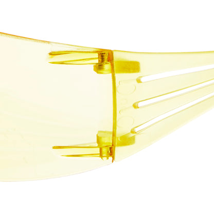 Nahaufnahme des Scharniers und des Arms der 3M™ SecureFit™ Schutzbrille 200 von 3M Deutschland GmbH, wobei das gelb gefärbte transparente Kunststoffmaterial und die Verbindungsschrauben hervorgehoben werden.