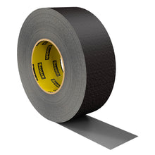 Eine Rolle schwarzes Scotch® Extremium™ Ultra Hochleistungs-Klebeband DT17 (10 m x 24 mm) der 3M Deutschland GmbH wird teilweise abgerollt, wobei der innere Kern den Scotch-Markennamen in Gelb und Schwarz trägt.