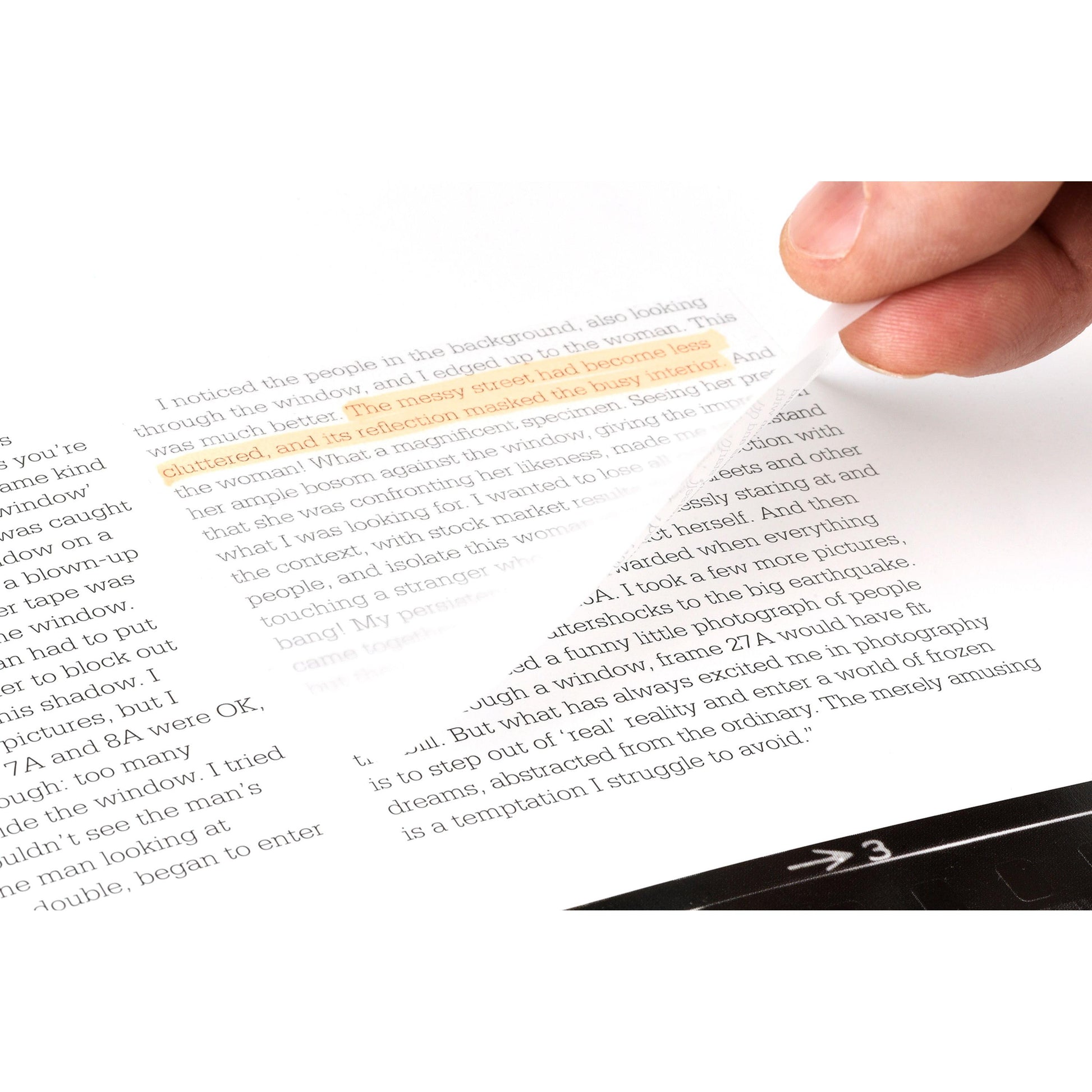 Eine Hand hebt eine Post-it® Transparent Note (73 mm x 73 mm, 36 Blatt/Block) von 3M Deutschland GmbH an und gibt den orangefarbenen Text in einem aufgeschlagenen Buch frei. Auf dem Overlay ist derselbe Text in Schwarz gedruckt.